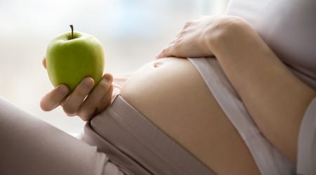תזונה בהריון: מה מותר, מה צריך ומה אסור לאכול